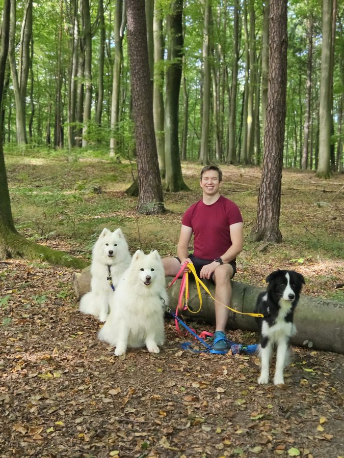 Maciek z psami na spacerze w lesie